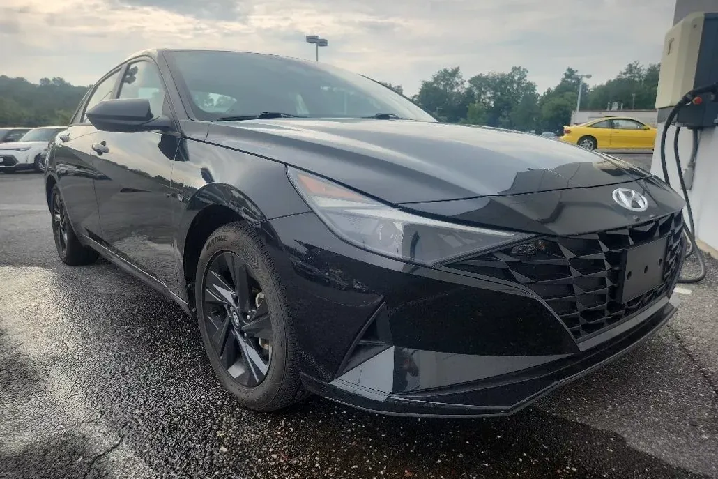 2023 Hyundai Elantra SEL photo 1