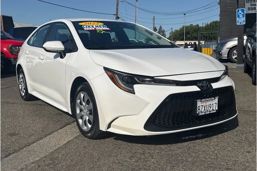 2022 Toyota Corolla LE photo 1