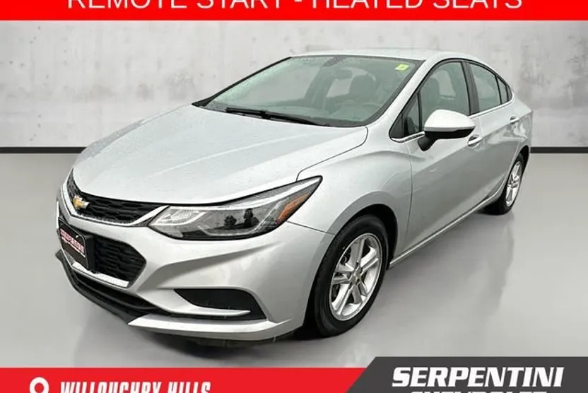 2017 Chevrolet Cruze LT photo 1
