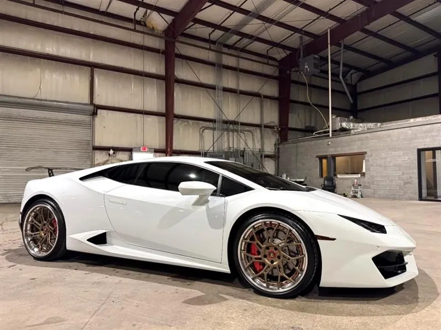 2016 Lamborghini Huracan Coupe photo 3