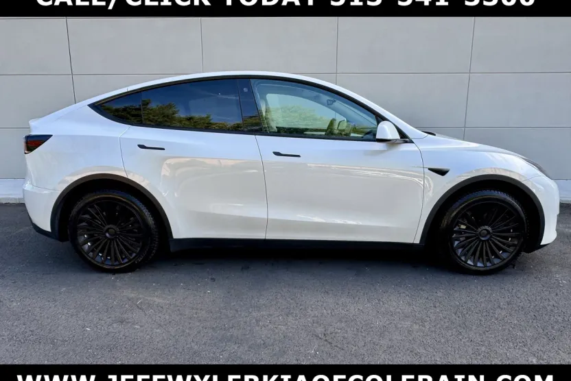 2023 Tesla Model Y Long Range photo 1