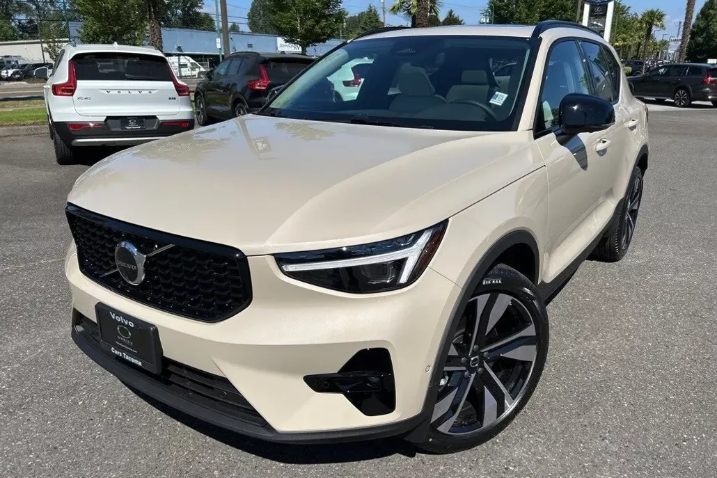 2026 Volvo XC40 photo 1