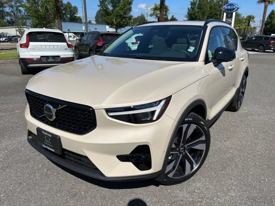 2026 Volvo XC40 photo 1