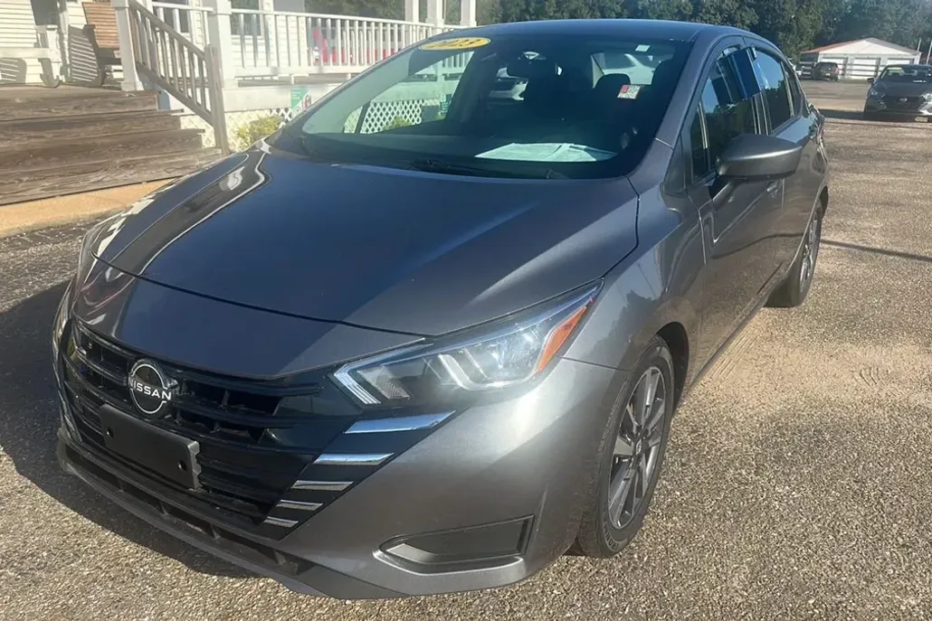 2023 Nissan Versa SV photo 1