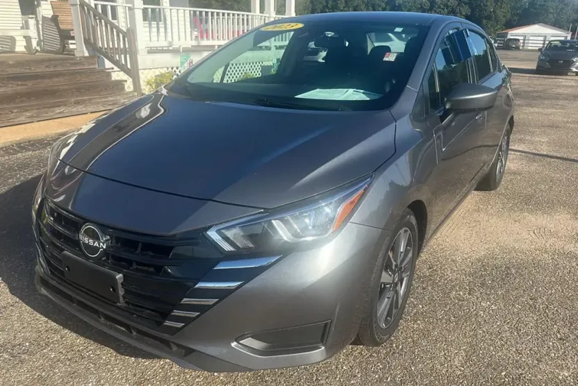 2023 Nissan Versa SV photo 1