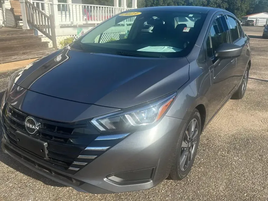 2023 Nissan Versa SV photo 1
