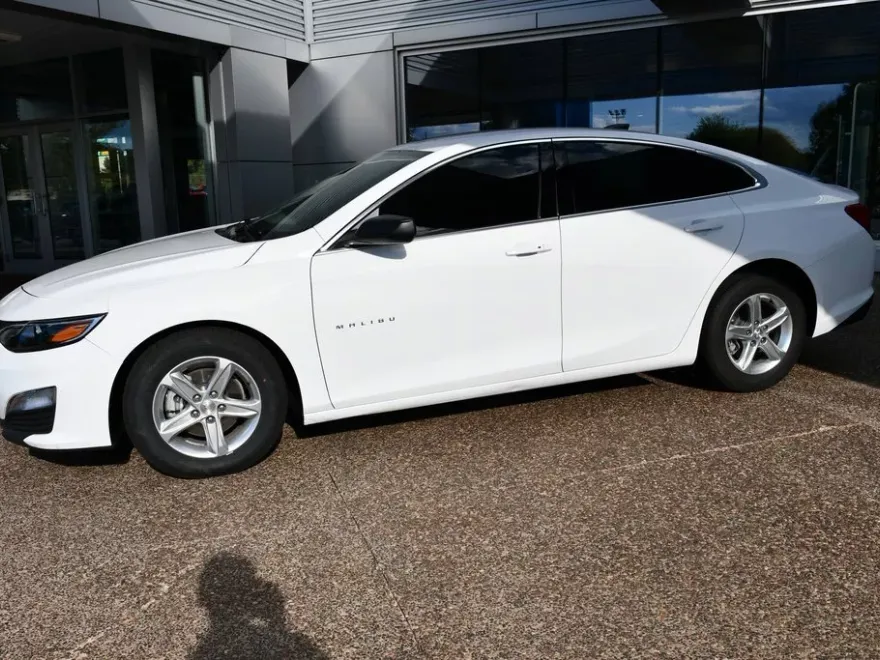 2023 Chevrolet Malibu LS photo 1