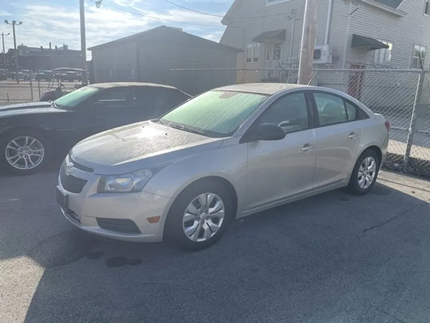 2013 Chevrolet Cruze LS photo 1
