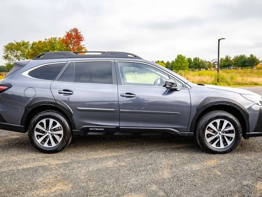 2023 Subaru Outback Premium photo 1