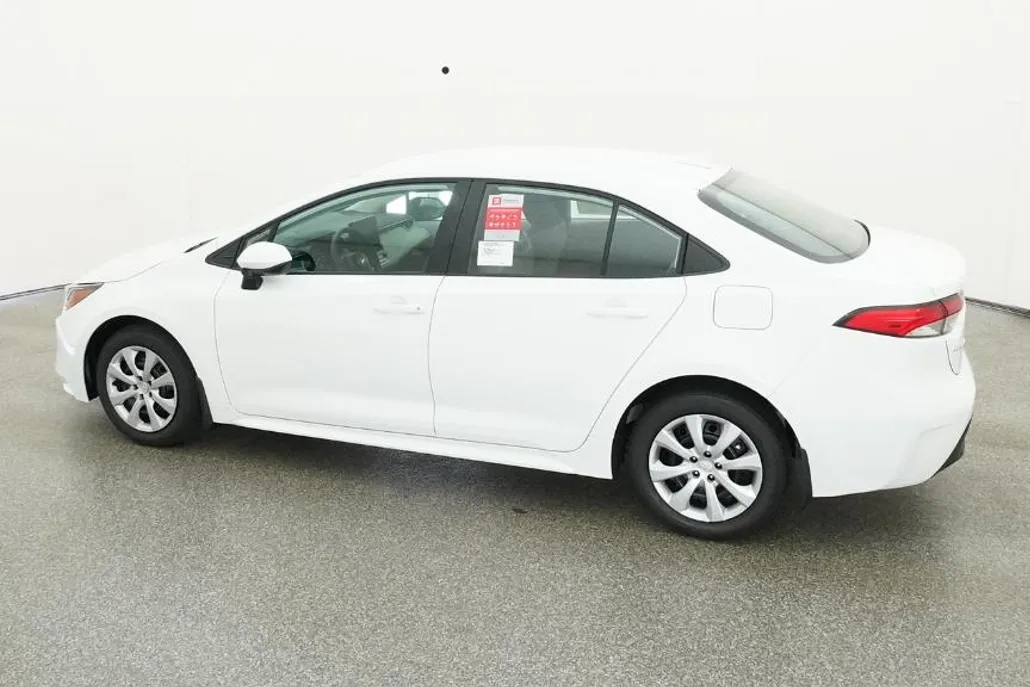 2025 Toyota Corolla LE photo 1