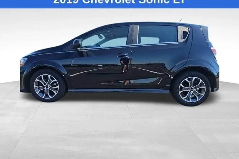 2019 Chevrolet Sonic LT photo 1