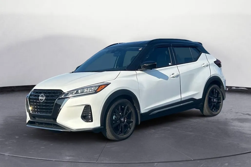 2022 Nissan Kicks SR photo 1