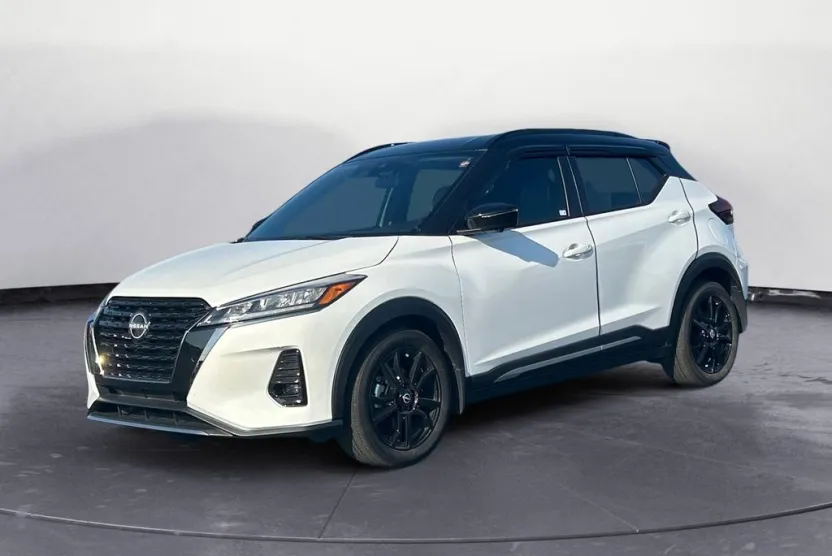 2022 Nissan Kicks SR photo 1