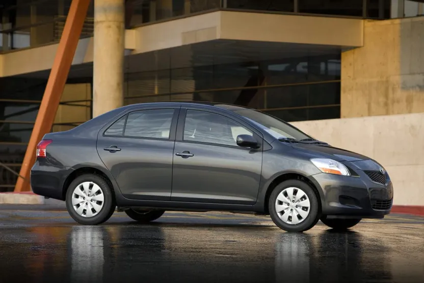 2010 Toyota Yaris Base photo 1