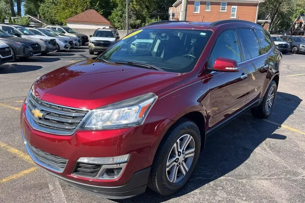 2017 Chevrolet Traverse 2LT photo 1