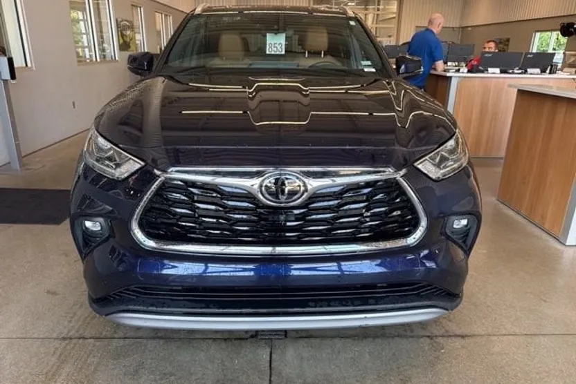 2022 Toyota Highlander Platinum photo 1
