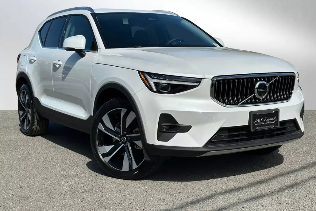 2025 Volvo XC40 photo 1