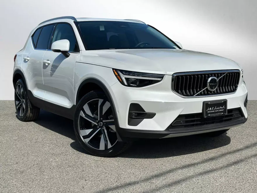 2025 Volvo XC40 photo 1