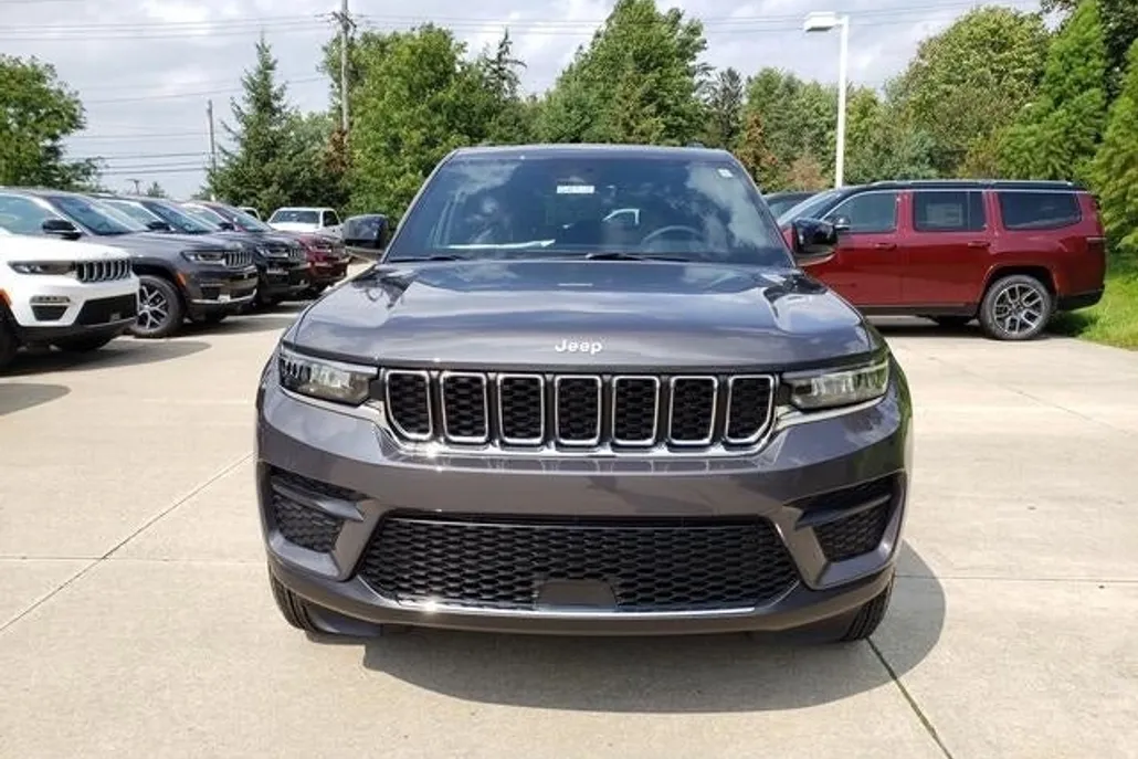2025 Jeep Grand Cherokee Laredo photo 1