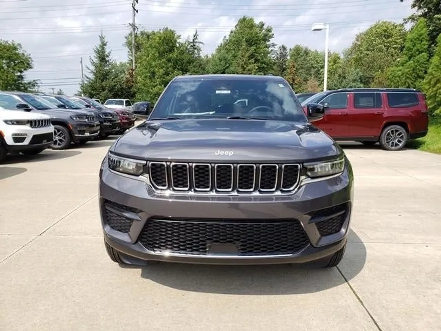 2025 Jeep Grand Cherokee Laredo photo 1