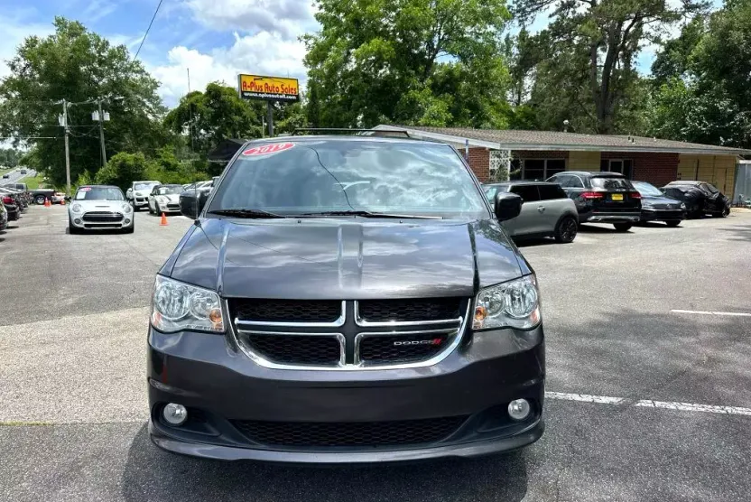 2019 Dodge Grand Caravan SXT photo 1