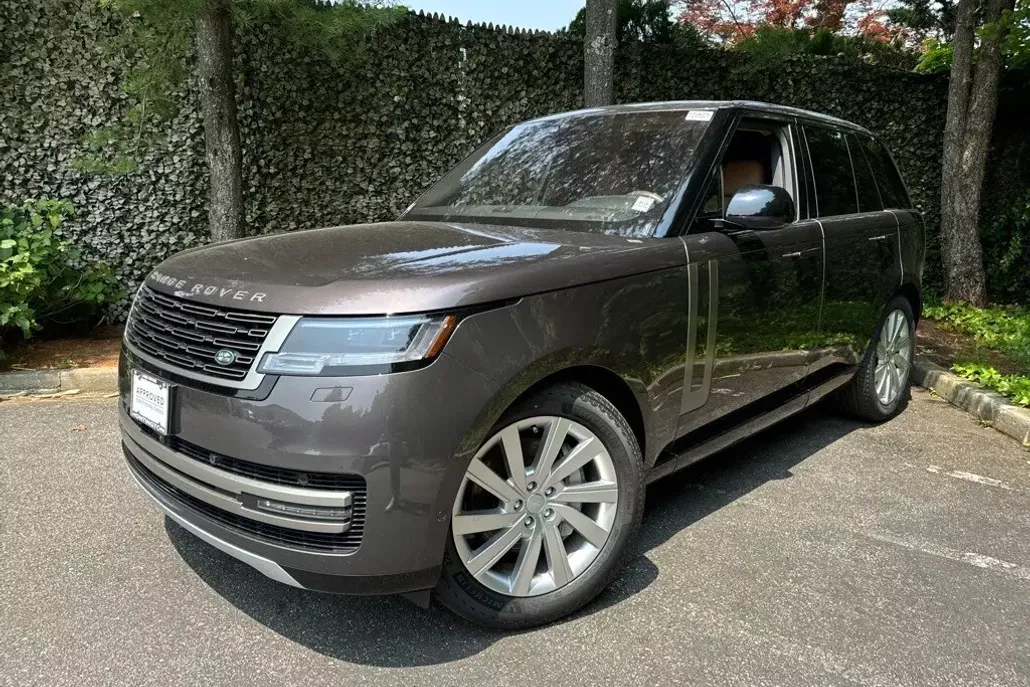 2023 Land Rover Range Rover SE photo 1