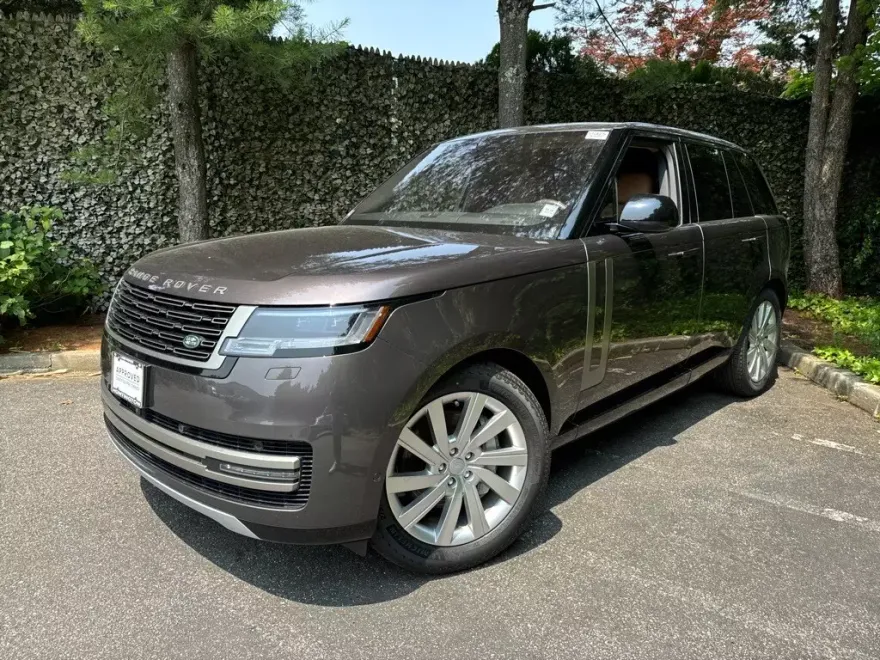 2023 Land Rover Range Rover SE photo 1