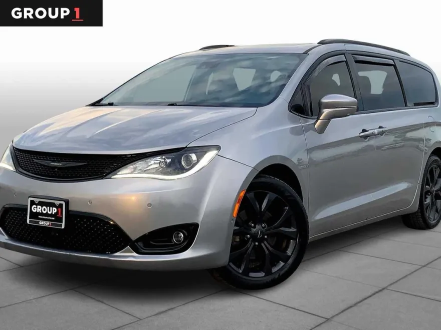 2019 Chrysler Pacifica Limited photo 1