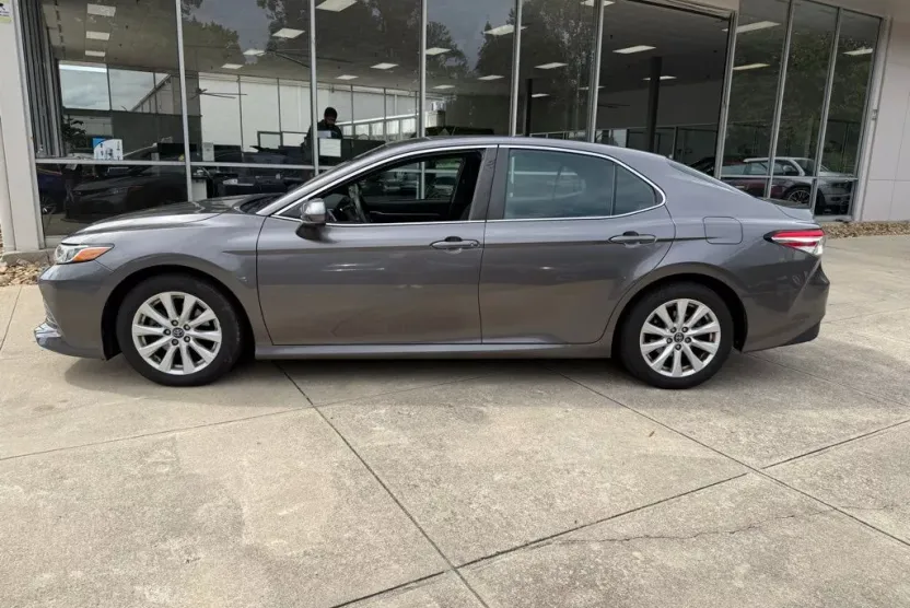 2018 Toyota Camry SE XLE photo 1