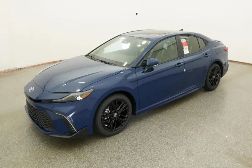 2025 Toyota Camry SE photo 1