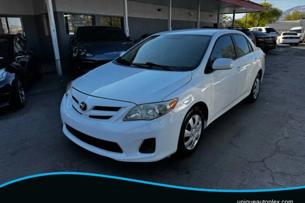 2011 Toyota Corolla LE photo 1