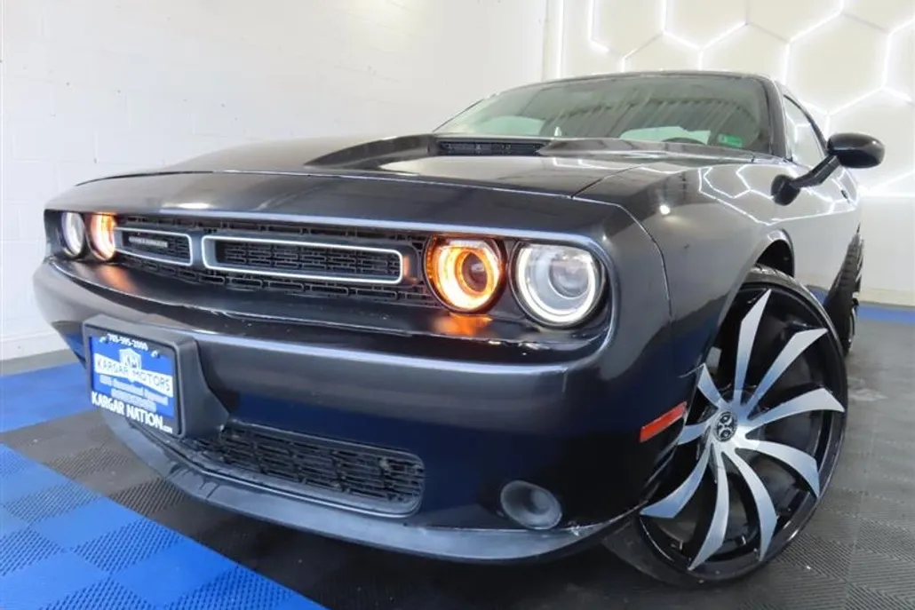 2019 Dodge Challenger SXT photo 1