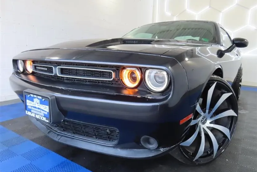 2019 Dodge Challenger SXT photo 1