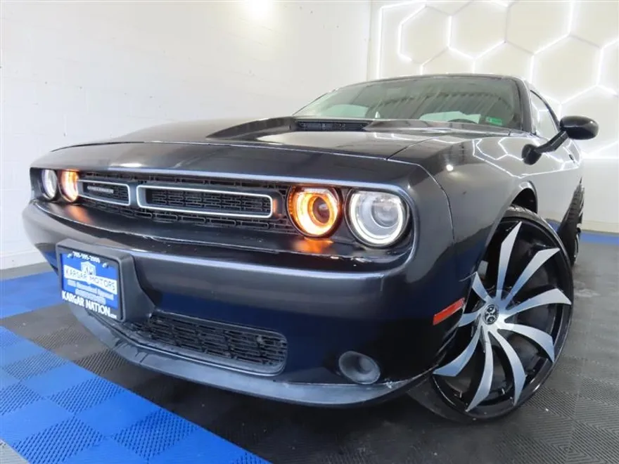 2019 Dodge Challenger SXT photo 1
