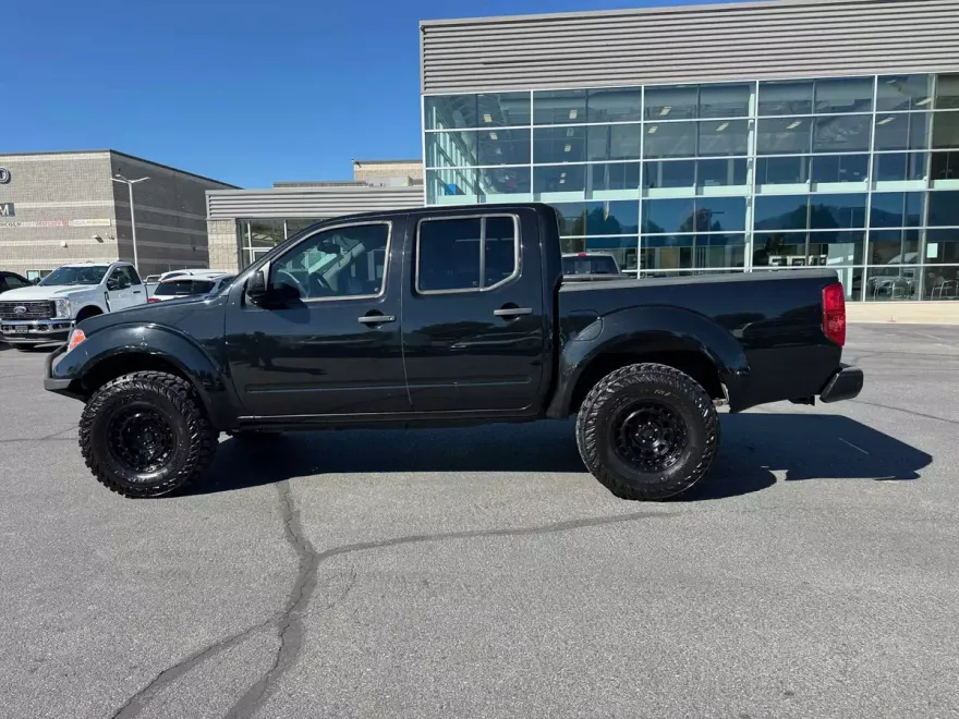 2018 Nissan Frontier SV Crew Cab photo 1
