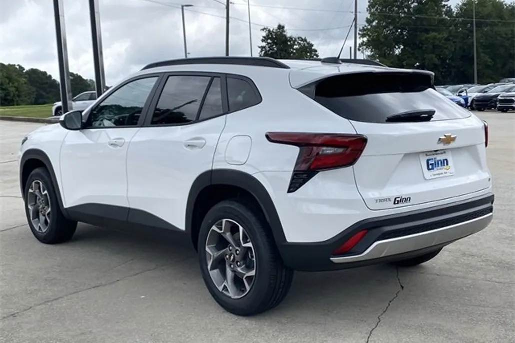 2025 Chevrolet Trax LT photo 1