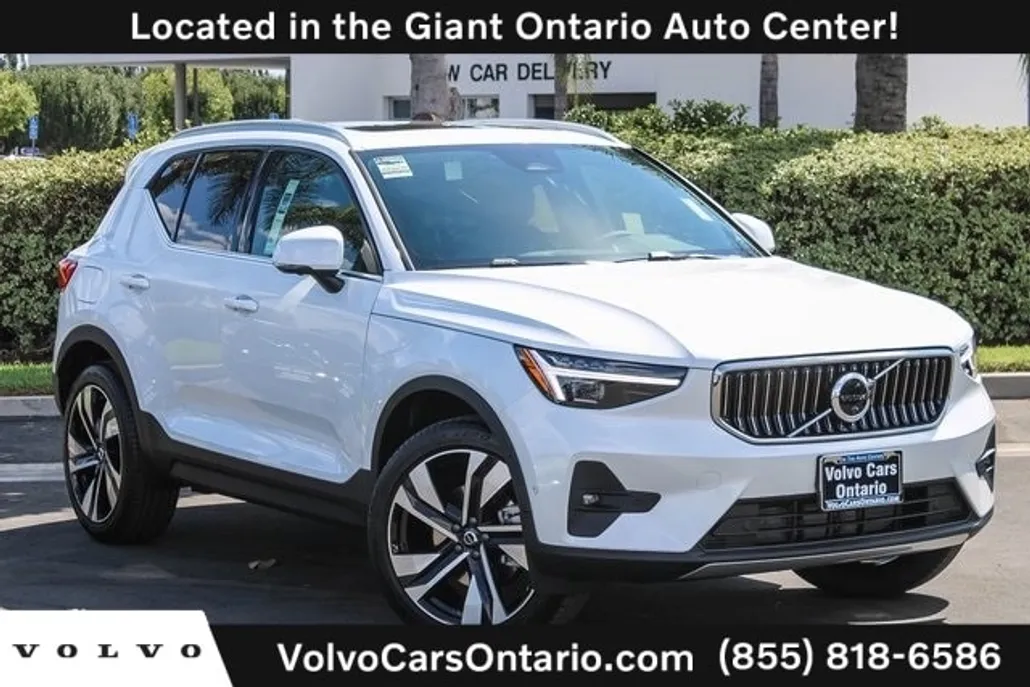 2025 Volvo XC40 photo 1
