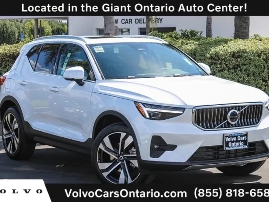 2025 Volvo XC40 photo 1