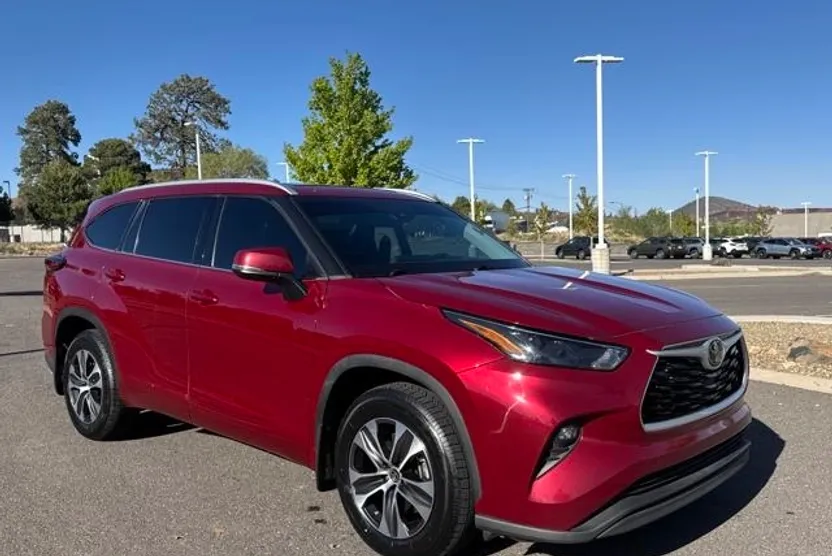 2022 Toyota Highlander XLE photo 1
