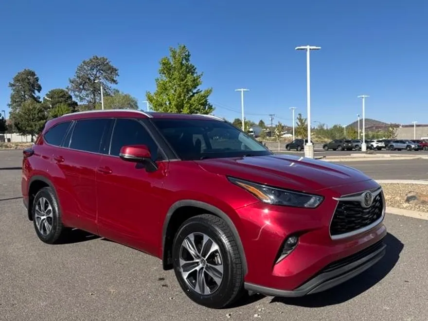 2022 Toyota Highlander XLE photo 1