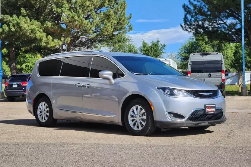 2018 Chrysler Pacifica Touring L photo 1