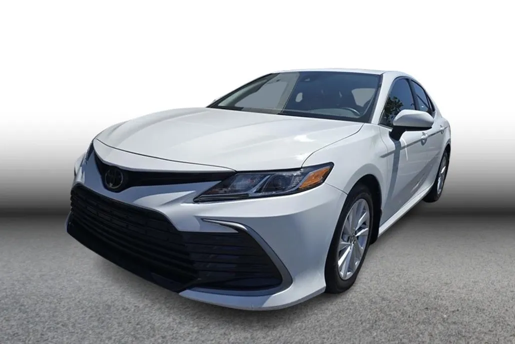 2023 Toyota Camry LE photo 1