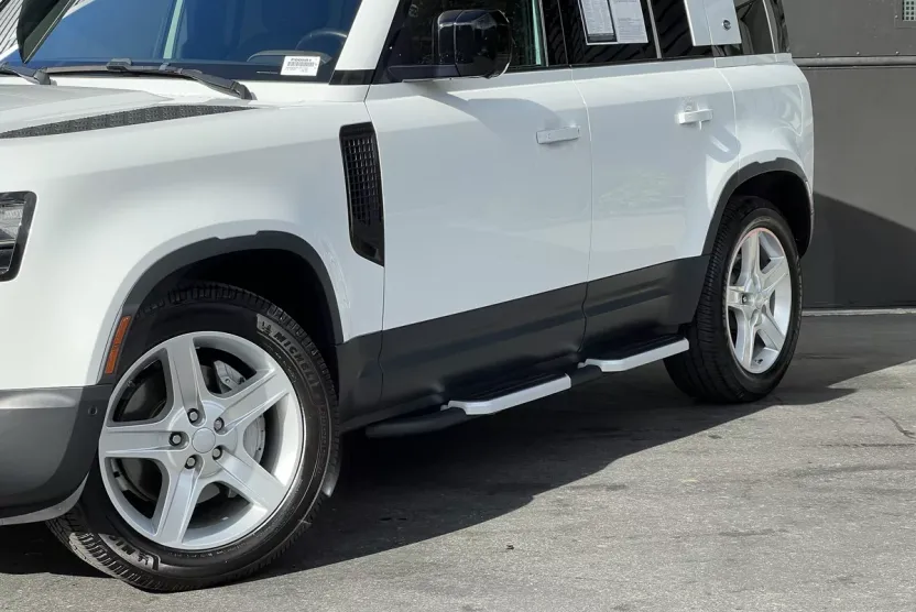2020 Land Rover Defender 110 HSE photo 1