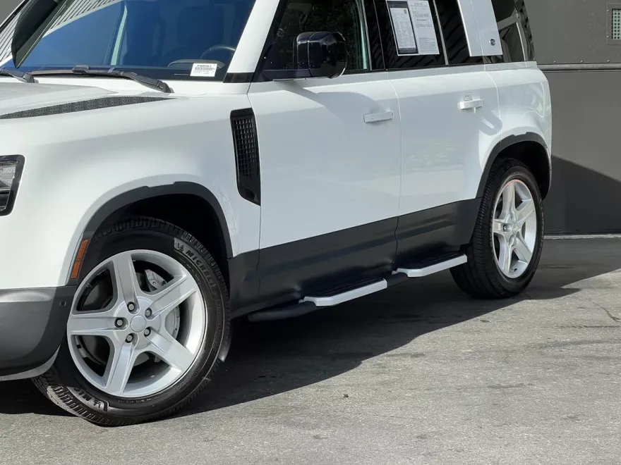 2020 Land Rover Defender 110 HSE photo 1