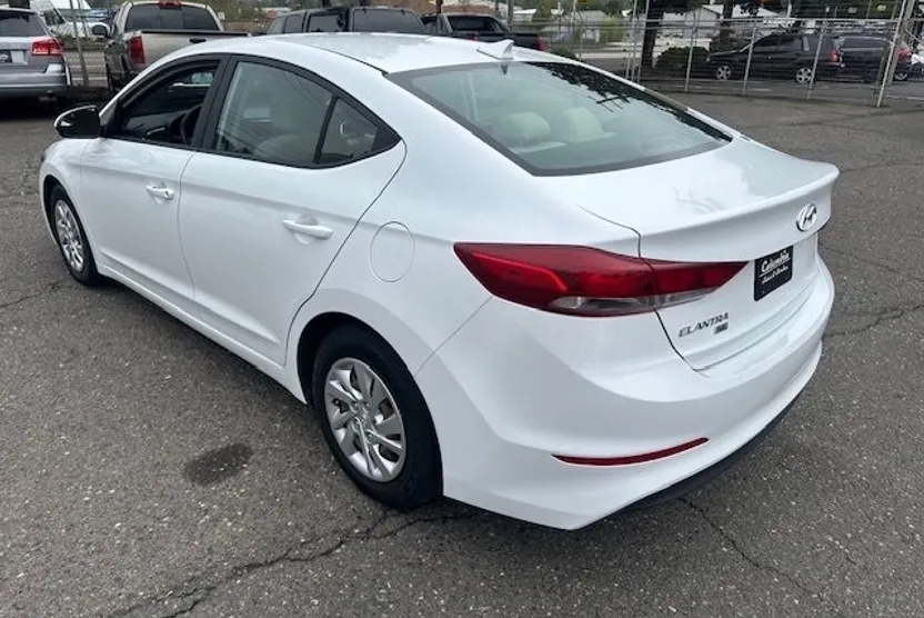 2017 Hyundai Elantra SE photo 1