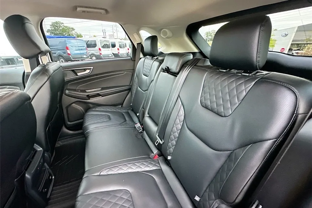 2024 Ford Edge Titanium photo 1