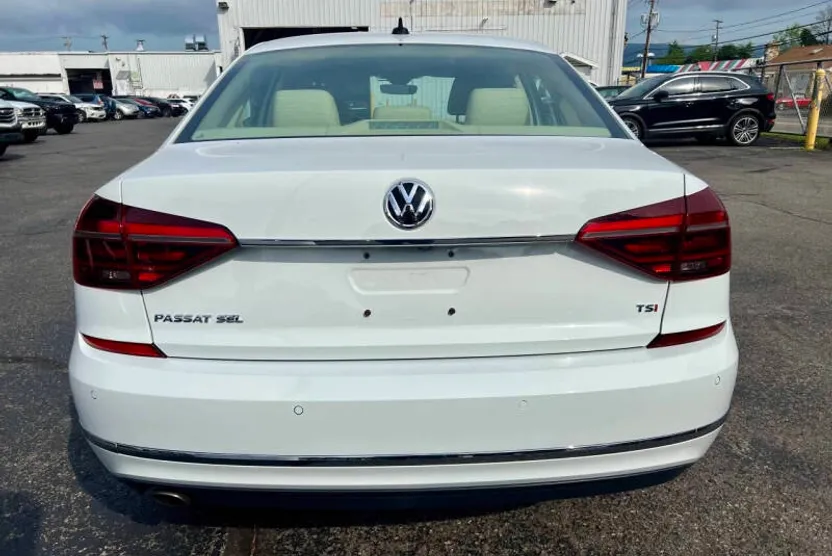 2017 Volkswagen Passat SEL Premium photo 1