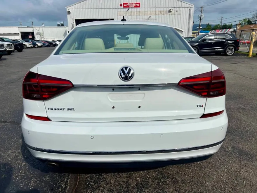 2017 Volkswagen Passat SEL Premium photo 1
