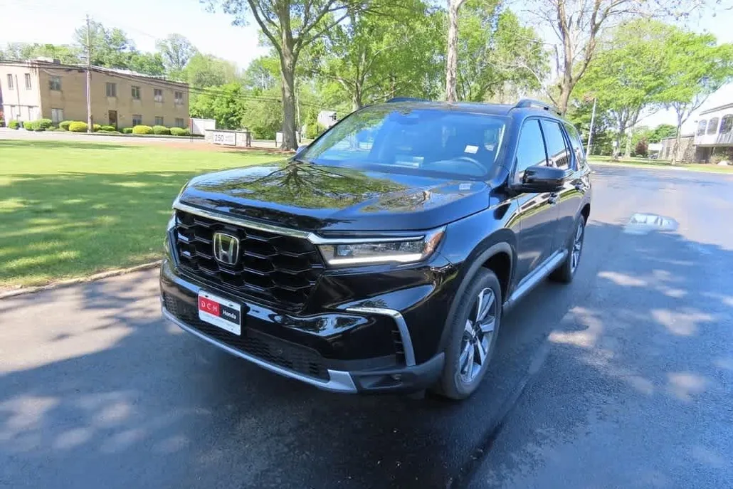2025 Honda Pilot Touring photo 1