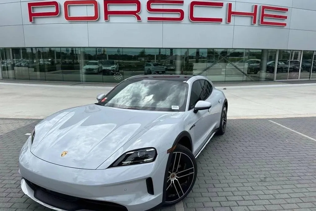 2025 Porsche Taycan 4 Cross Turismo photo 1